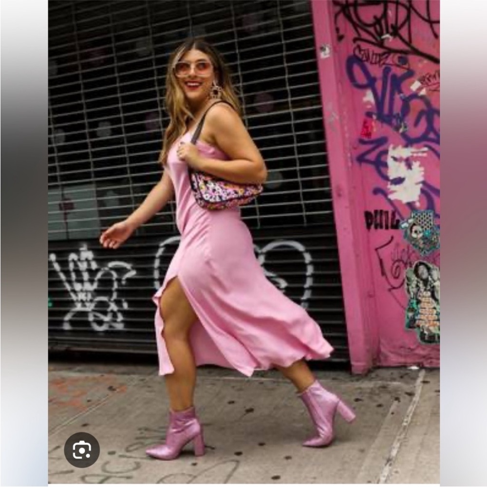 🦋🌙 BETSEY JOHNSON | Pink Rhinestone Ankle Booties - Picture 2 of 12
